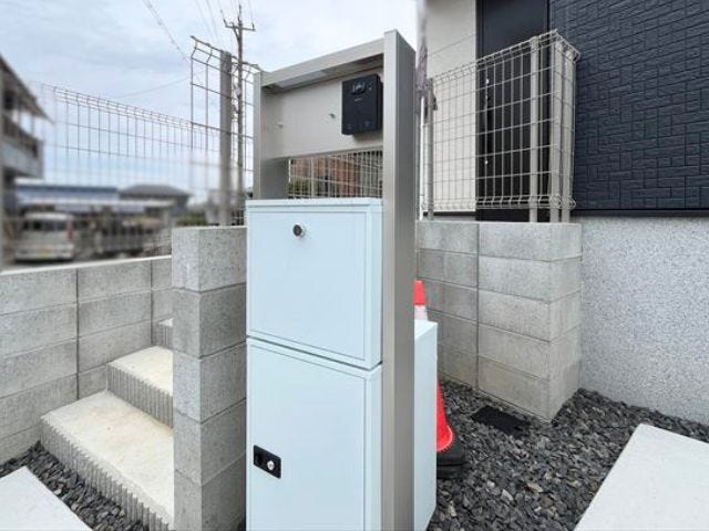 宅配ボックスを備え、不在時でも荷物の受け取りが可能です。再配達の手間を減らせるため、共働きのご家庭や日中ご不在の方にも便利。毎日の暮らしをより快適にサポートする設備です。