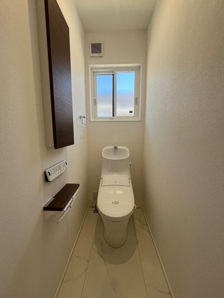 2階トイレには収納を備え、日用品をすっきり整理できます。生活感を抑えながら使いやすく、家族みんなが快適に使える空間です。