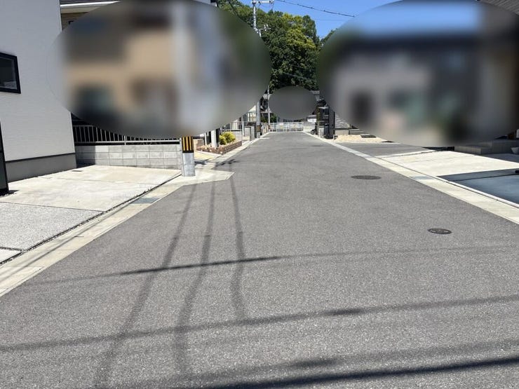 広い道路が整備されたライフデザイン・カバヤの分譲地は、街並みが美しく整然。車の出入りも快適で、住み心地の良さが際立ちます。