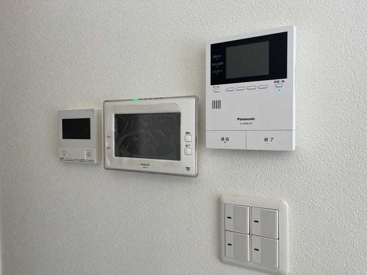 インターホンや浴室パネルをキッチン横にまとめ、家事をしながら各種操作が可能。使い勝手に優れた便利な配置です。