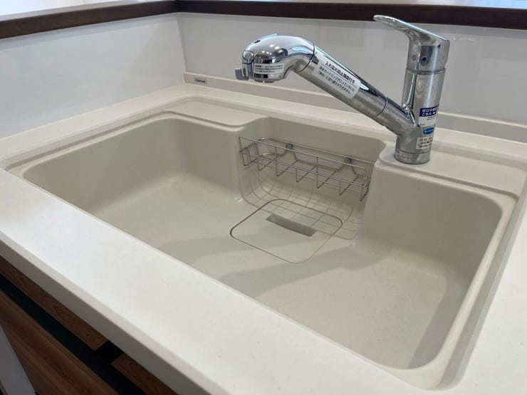 浄水器一体型水栓で安心の水を手軽に使用可能。ワイドシンクは大きな鍋も洗いやすく、家事がスムーズに進みます。
