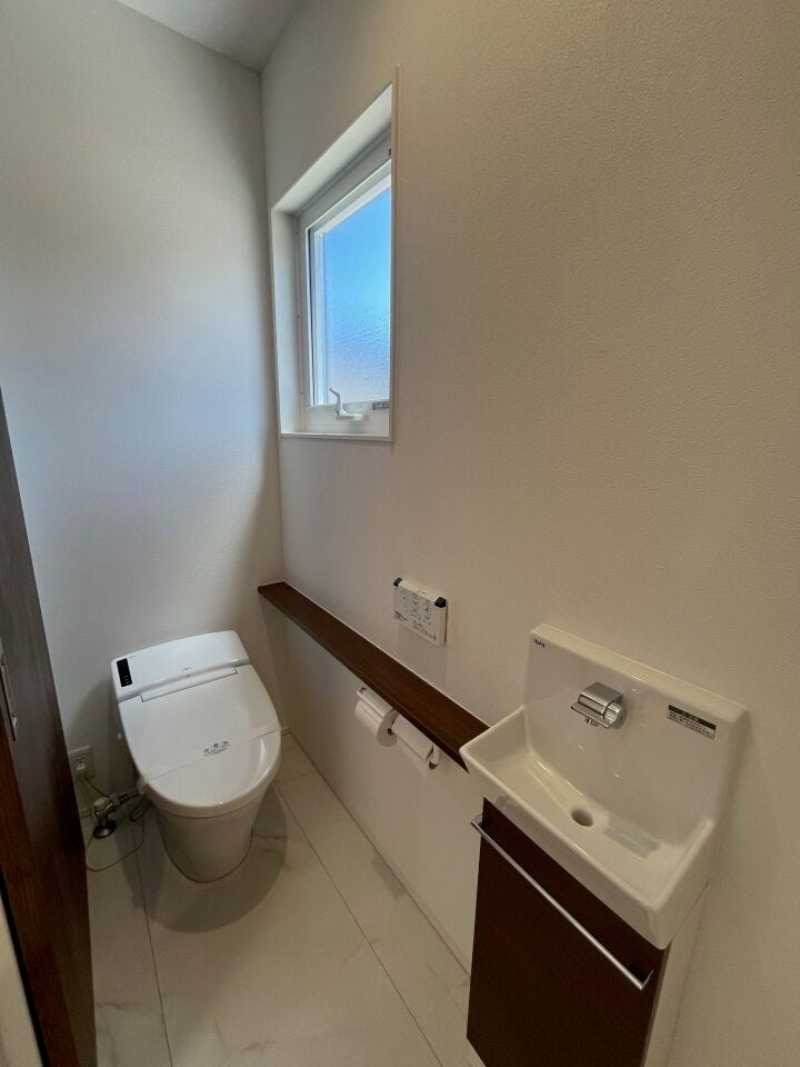 玄関横にトイレを配置し、収納もたっぷり確保。来客時も使いやすく、日用品をすっきりしまえる実用的な空間です。
