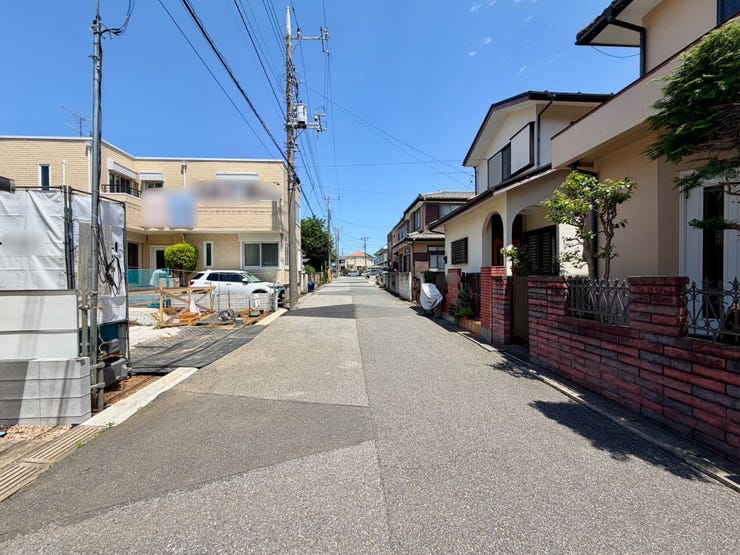 前面道路は約6mで駐車もラクラク♪