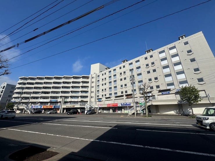 【外観】
1階に多彩な店舗が揃う利便性。地下鉄駅徒歩5分の距離が、暮らしにゆとりを運ぶ