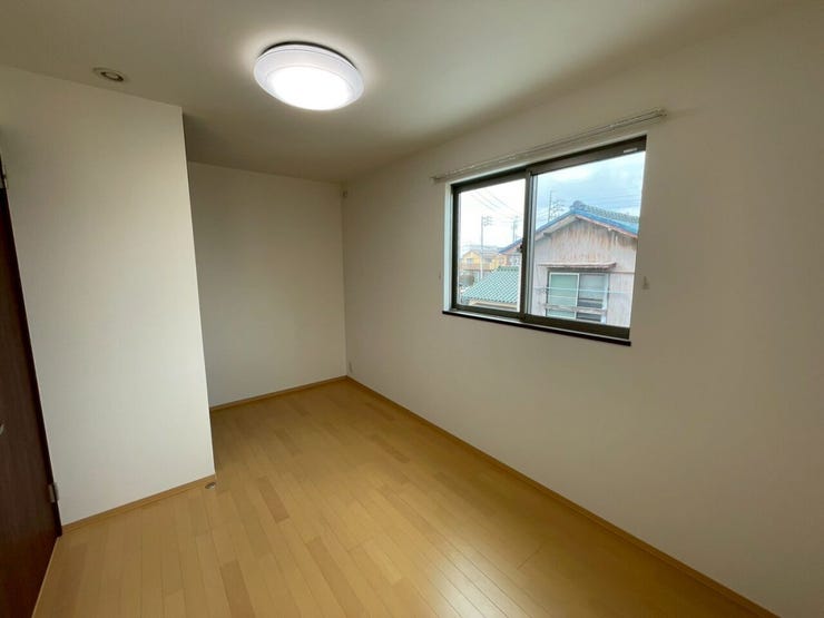 【洋室】
広々としたお部屋は家具の配置やインテリアデザインがしやすく、自分好みの居心地の良い空間を作れます♪
ソファやテレビ台を設置して家族や友人とくつろげるセカンドリビングスペースにもなります!