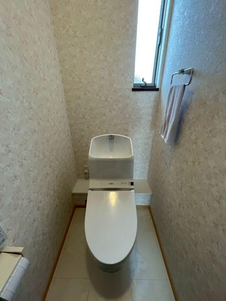 【温水洗浄器付きトイレ 】
温水洗浄器付きのトイレは、便座を暖かく保てるため、冬場でも座ったときにヒヤッとせず快適に使用できます!
ペーパーの使用量の削減にもなるため経済面でもメリットがあります♪