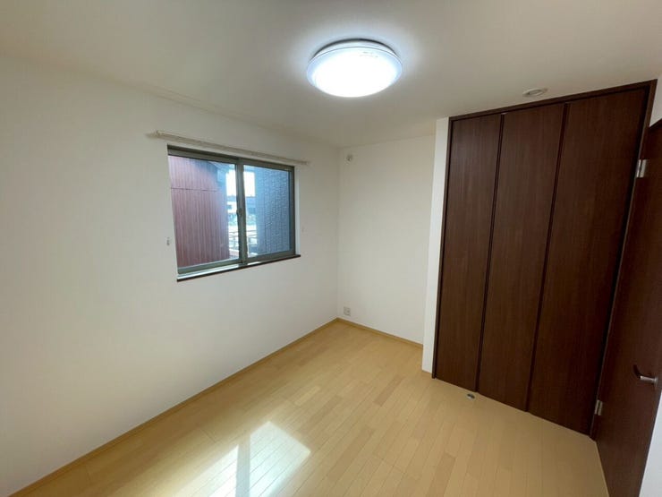 【全室収納付き】
全ての部屋に収納が備わっているため、家族ごとに持ち物を分けて整理しやすく、生活空間をすっきり保てます!
日々の片付けがしやすく、暮らしのリズムが整いやすい嬉しいポイントです♪
