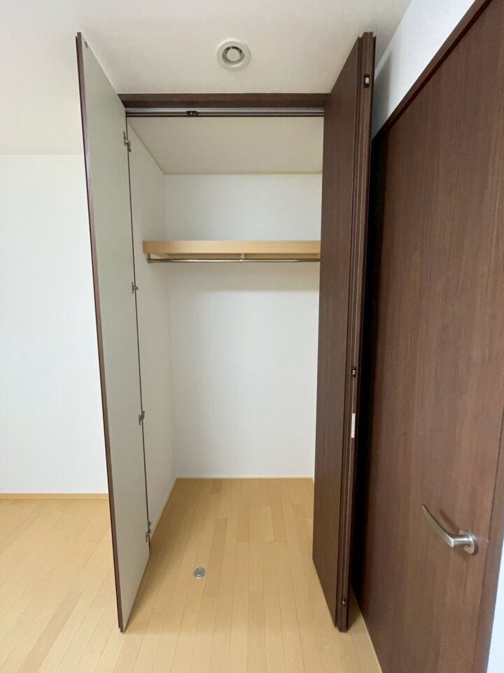 【収納】
扉付きのクローゼットは中身をしっかり隠せるため、生活感を抑えお部屋全体をすっきりと見せることができ、急な来客時にも安心です♪
さらに棚付きの収納があることで、細かな物も整理できます!