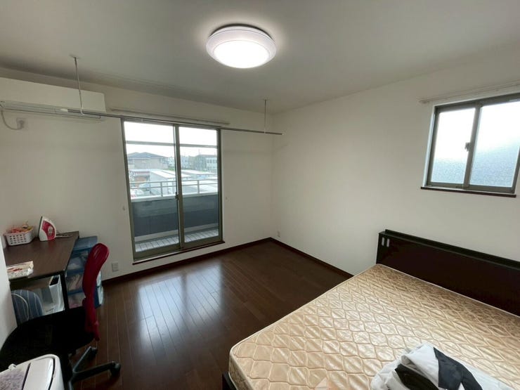 【洋室】
広々としたお部屋は家具の配置やインテリアデザインがしやすく、自分好みの居心地の良い空間を作れます♪
ソファやテレビ台を設置して家族や友人とくつろげるセカンドリビングスペースにもなります!