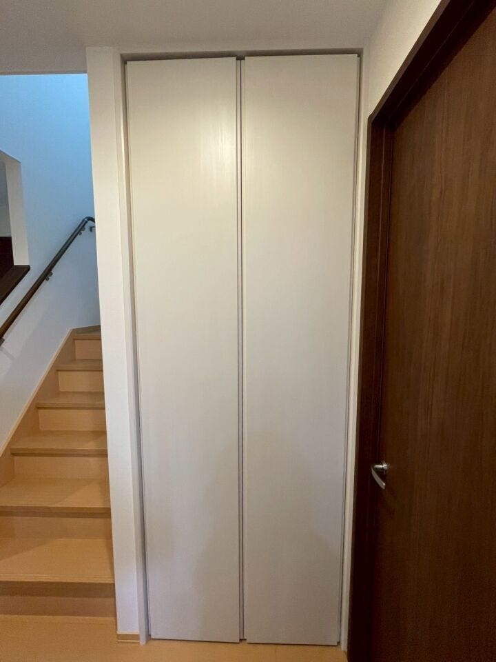 【廊下収納】
廊下にも収納を設けることで、溢れがちな日用品もすっきり収納することが出来ます♪
生活導線に収納を配置することで取り出しやすく、必要な物をすぐに手に取れる動線が確保されます!