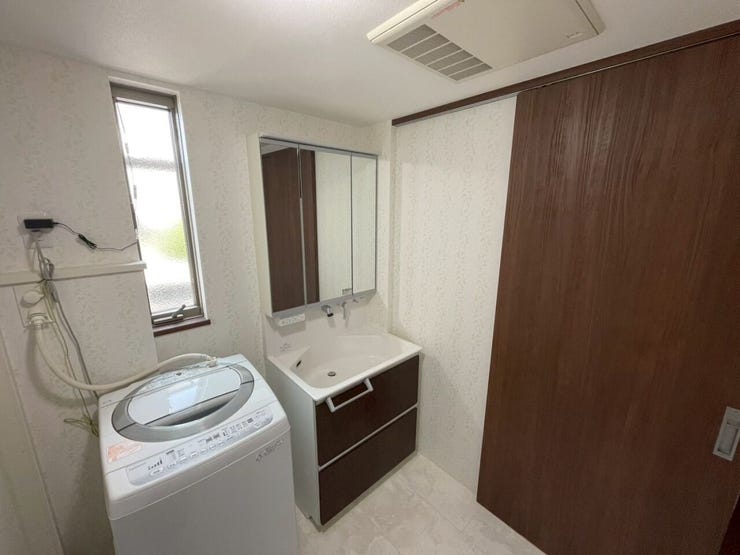 【洗面台】
三面鏡付き洗面台は合わせ鏡で後ろ姿までしっかりチェックでき、身だしなみが整えやすいのが魅力♪
鏡裏には大容量の収納を備え、すっきりしまえて見た目もスマートで毎日の支度が快適になります!