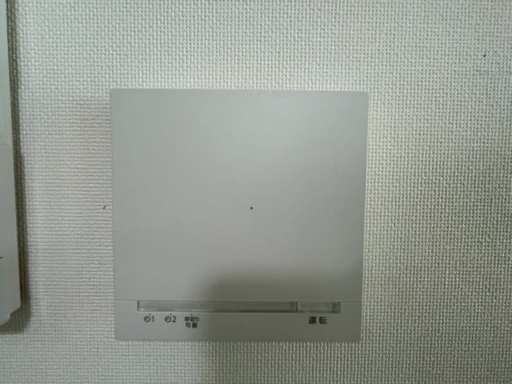 【24時間換気システム】
室内の汚れた空気を排出し新鮮な空気を取り入れることで、清潔で快適な環境を保ちます!
窓を開けずに換気できるため騒音を抑えられ、湿気や結露、カビの発生も防ぎます♪