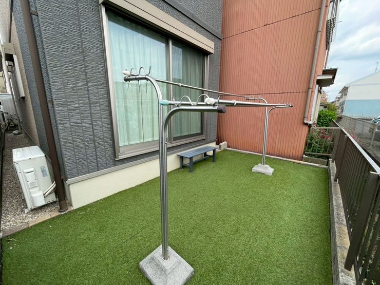 【庭】
陽当たりの良い南向きのお庭は、子どもの簡易プールやペットの砂場など置いて家族で楽しめるスペースに♪
さらに小さなベンチを置けば、朝のコーヒーや読書も楽しめる心地よい空間になります!