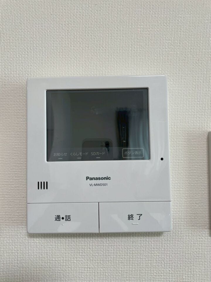【モニター付きインターホン】
モニター付きインターホンなら、来訪者の顔を確認してから対応できて安心♪
セールス対策にも役立ち、毎日の暮らしに安全と快適さをプラスしてくれる設備です!