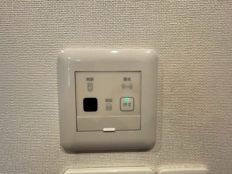 【電気錠操作盤(解錠スイッチ付き)】
直感的に操作できるシンプル設計のセキュリティパネル♪
解錠・閉扉・警戒状態をひと目で確認でき、建物の安全性と利便性を高める安心のアクセス管理を実現します!