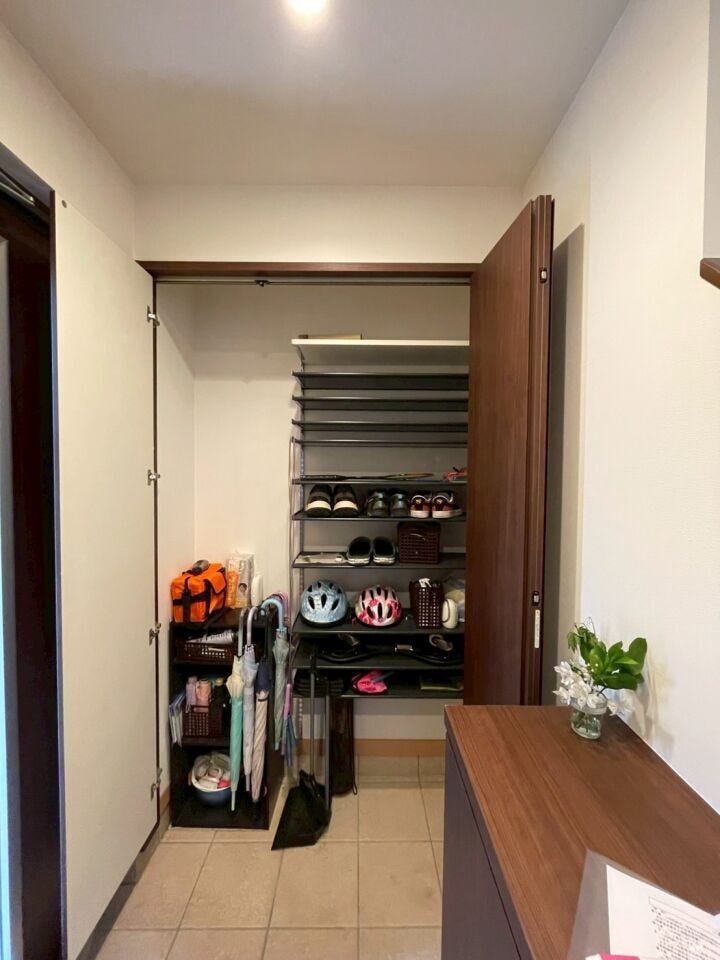 【玄関収納】
広々としたSICは靴だけでなく、傘、スポーツ・アウトドア用品も収納することができます!
さらにベビーカーなど、外で使うアイテムを畳まずそのまま置くこともできて便利です♪