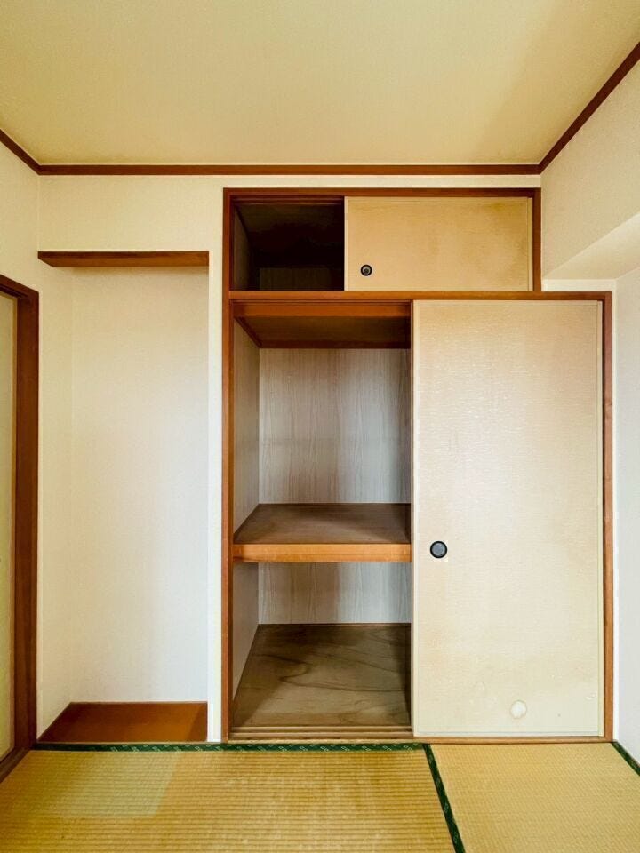 奥行きのある棚が使いやすい和室収納。
衣類や季節物も整理しやすく、暮らしをすっきり保てる頼れる造りです。
※AIによる家具消し修正を行っております。