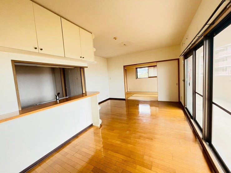 落ち着きと開放感を両立した住まい☆
家族の時間も一人の時間も心地よく過ごせる空間です。
※AIによる家具消し修正を行っております。