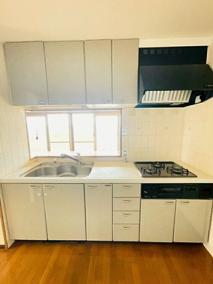 収納も多く、調理道具をすっきりしまえる実用的なキッチン☆
※AIによる家具消し修正を行っております。