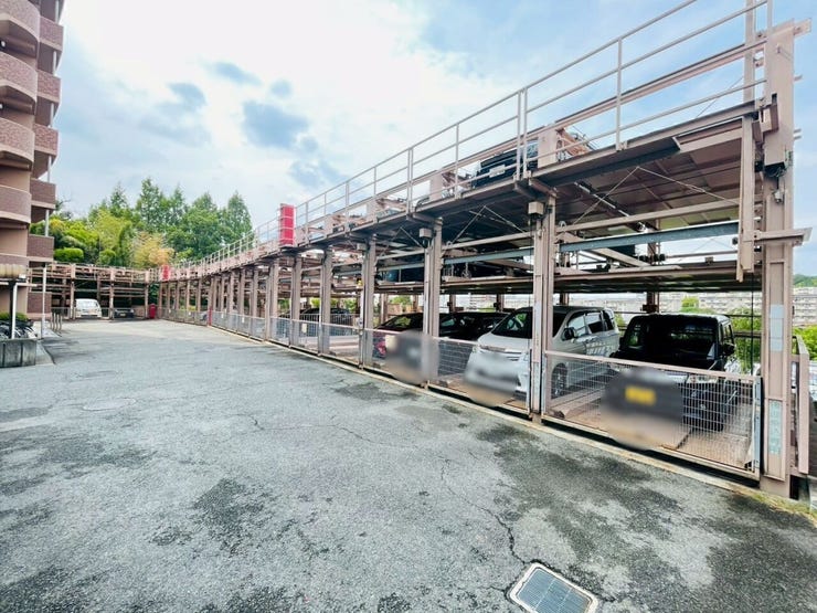敷地内には駐車場も有ります。