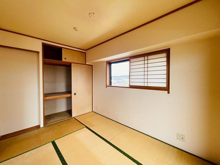 やわらかな光が差し込む落ち着いた和室。畳の心地よさが日々のくつろぎを深めてくれる、穏やかな空間☆
※AIによる家具消し修正を行っております。
