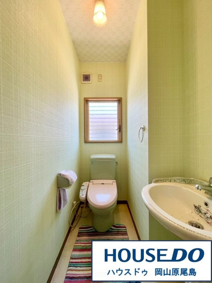 トイレは清潔感のある温水洗浄便座です。