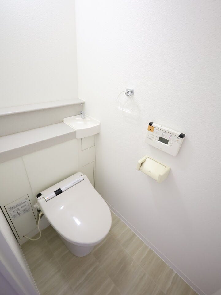 快適な温水洗浄便座トイレです。便利な手洗い器付♪