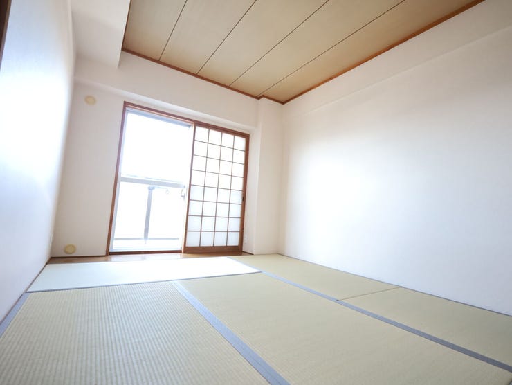 和室の扉を閉じれば、急な来客時もすぐに目隠し可能!扉を開けば開放的な空間が広がります!