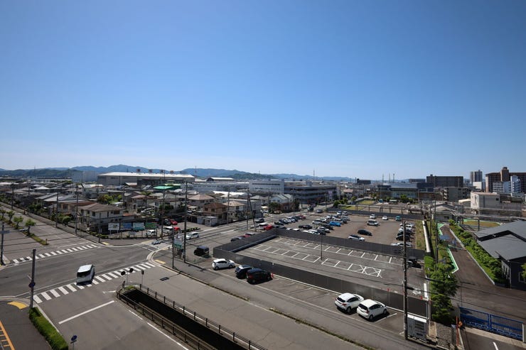 バルコニーから見えるのは開放的な四季を楽めるのびやか景色です♪駅前でこの景色はなかなかない貴重な環境です◎