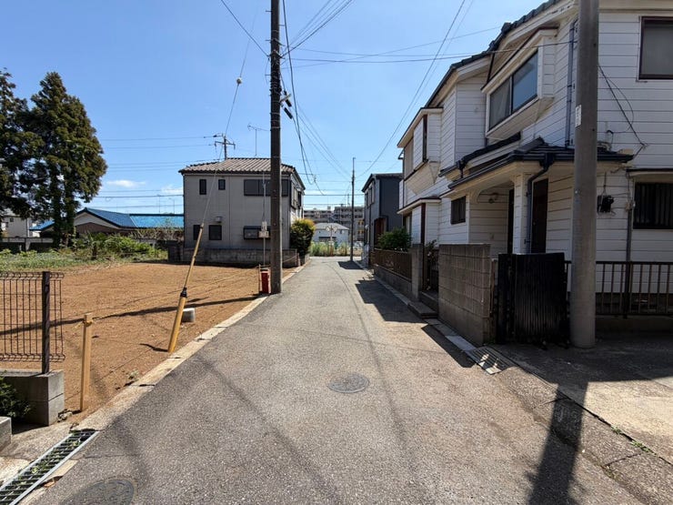 前面道路幅員約4m!車通りはあまりないので、車の出し入れはさほど困らないと思います!