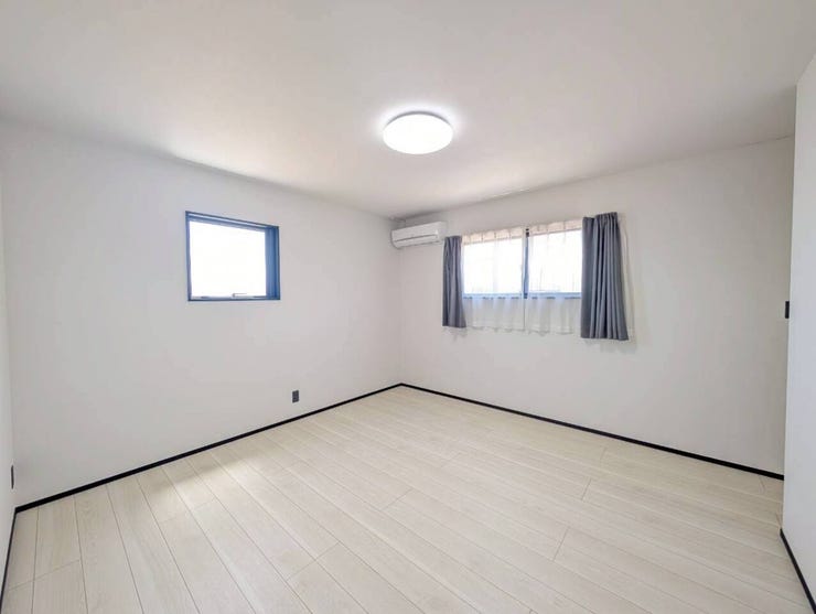 窓の外からの心地よい風を感じながら、リラックスして過ごせるお部屋です。