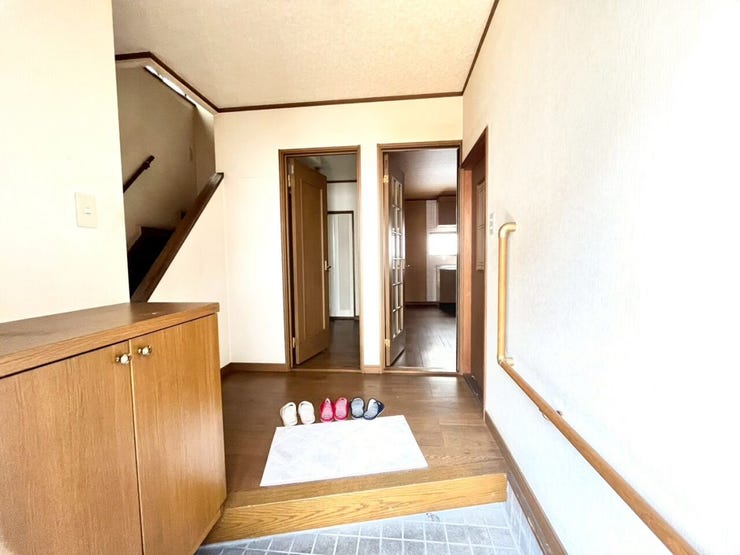 広々とした玄関と廊下です