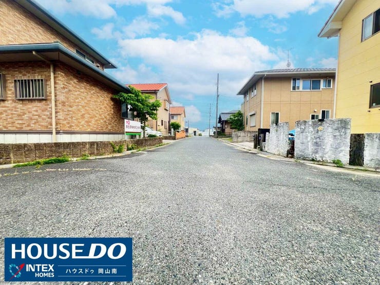 【ゆとりある前面道路】
すれ違いもスムーズな広々とした前面道路!見通しが良く開放感たっぷりなので、運転が苦手なママも安心して駐車できますね♪小さなお子様との歩行も安心な優しい環境です!