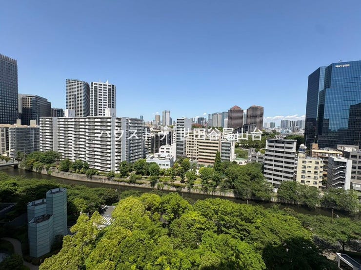 階下には街路樹が織りなす緑が広がっており、都心の活気と豊かな自然が一望できる絶景が楽しめます。
