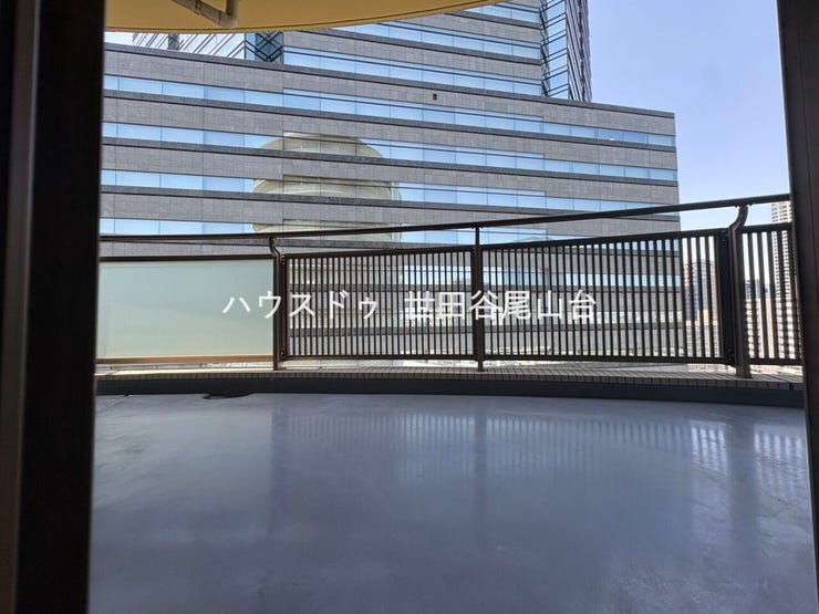 西側のバルコニーは通気性が良く、温かい日和でも涼しい風を感じることができます。
