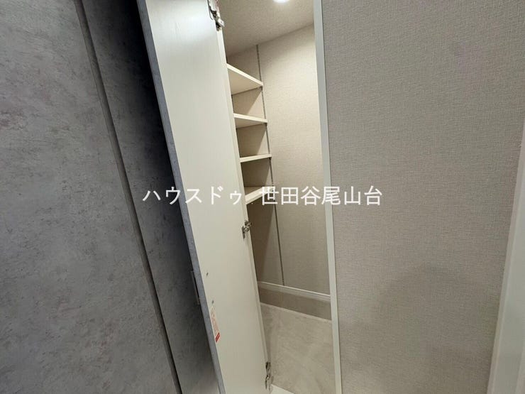 玄関横にある収納です。