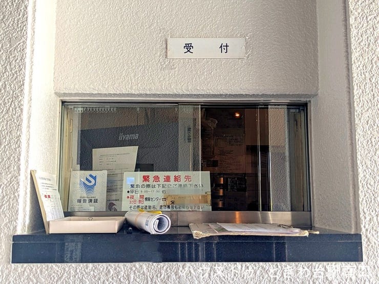 管理人室の窓口があり、住まいの安心を支える日常管理や緊急時対応の体制が整っています。