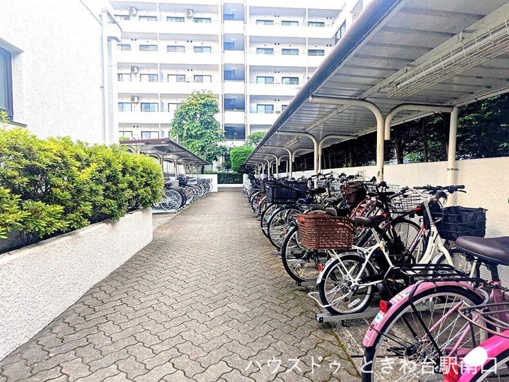 屋根付きの駐輪場で、大切な自転車も安心して保管できます。