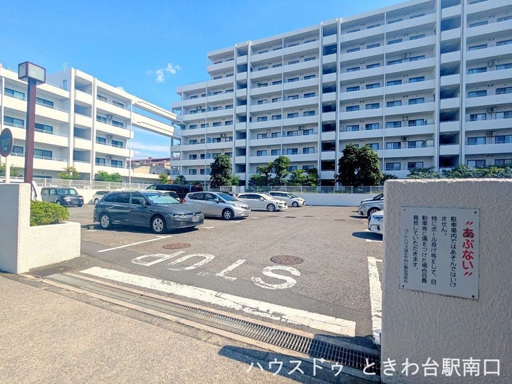 敷地内にゆとりある平置き駐車場を完備。日常使いにはもちろん、来客者用スペースもあるので安心です。