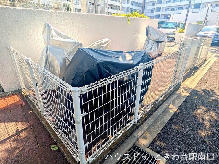 敷地内にフェンスで囲まれたバイク置場を完備。