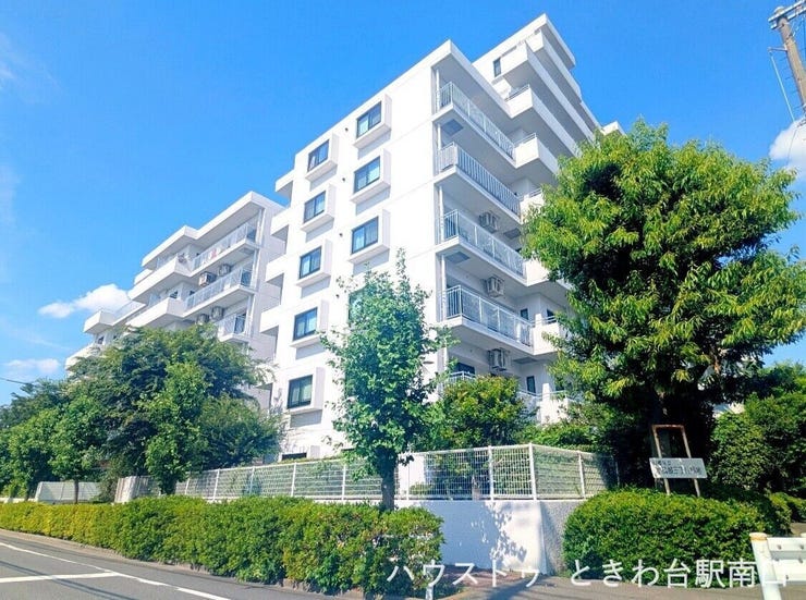 【外観】
緑に囲まれた白を基調とした清潔感ある外観。全126戸の大規模マンションで管理体制も安心です。