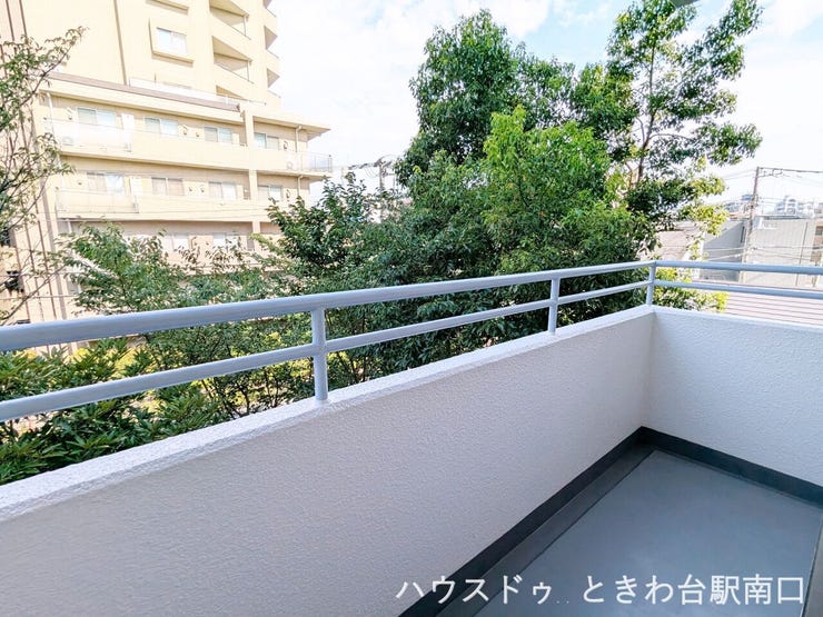 自然溢れる街並みを望む、陽当たりの良いバルコニーです。周辺の豊かな緑が、日々の暮らしに穏やかなひとときを演出します。