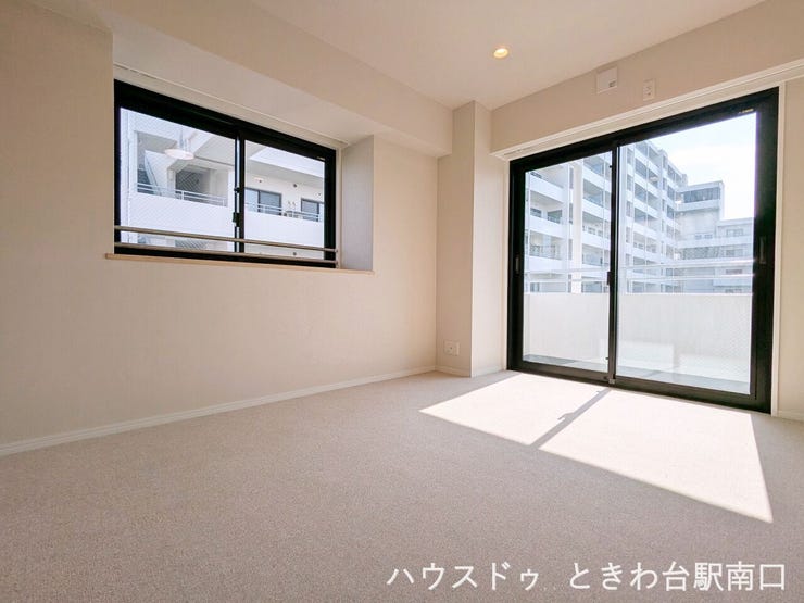 二面採光で明るい日差しが差し込む、開放感のあるお部屋です。質感の良い絨毯を採用し、静かで落ち着いた環境を提供します。リノベーションにより清潔感のある内装に仕上がっています。