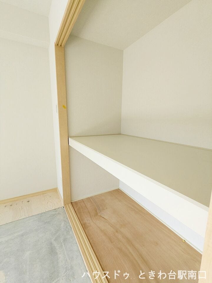 内部まで丁寧に整えられた、使い勝手の良い収納スペースです。中棚が設置されており、お荷物の大きさに合わせて効率よく整理が可能。お部屋の美しさを保つのに役立ちます。