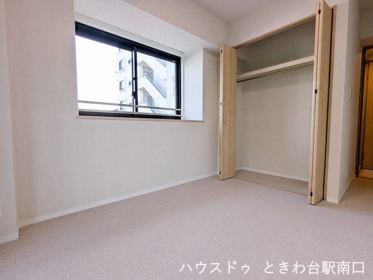 窓から自然な光が入り、心地よく過ごせるリノベーション済みの洋室です。機能的なクローゼットも備わっており、収納面も配慮。足元の絨毯が、穏やかなプライベート空間を創り出します。