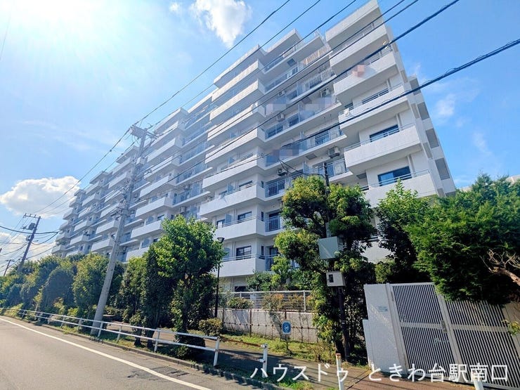 青空に映える清潔感あふれる白い外観。バルコニーが整然と並び、眺望や採光にも優れた設計です。