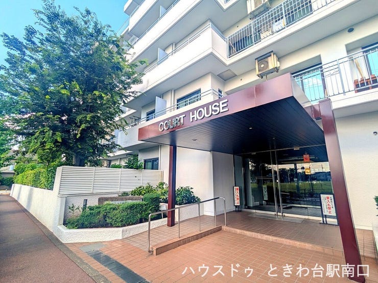 スタイリッシュな庇のあるエントランスは来客時にも好印象。スロープ付きでベビーカーや車椅子の出入りもスムーズです。