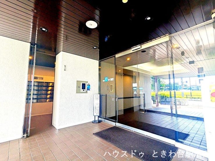 開放感あるガラス張りのエントランス。宅配ボックスや郵便受けも揃い、利便性も確保されています。