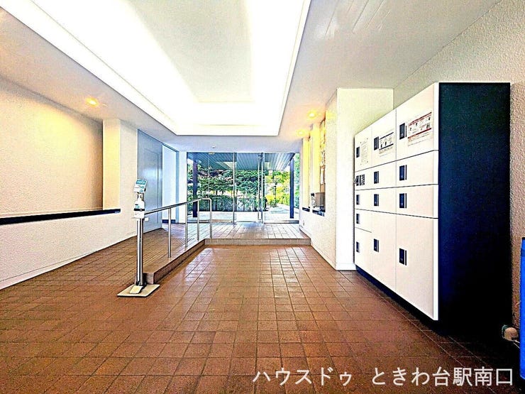 不在時でも荷物が受け取れる宅配ボックスを完備。共用部も清潔です。