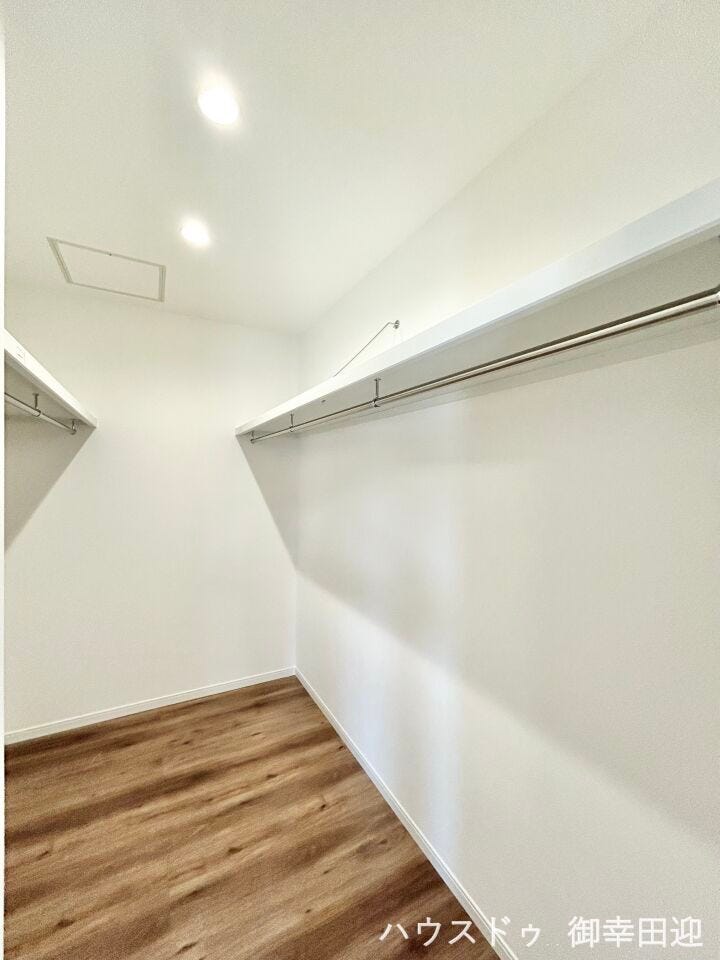 ■2階6帖洋室WIC■衣類から小物まで一ヶ所に集約。整理整頓がしやすく、毎日のコーディネートが楽しくなるゆとりの収納です。